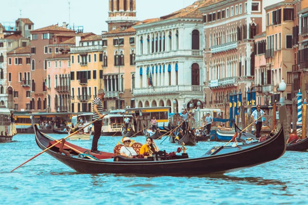 Veneza, Itália - 25 de maio de 2019: vista do grande canal cheio de barcos e gandolas ponte rialto no fundo — Fotografia de Stock