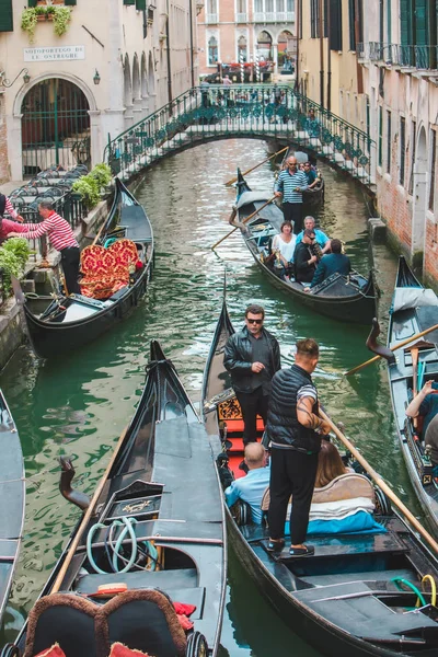 Венеція, Італія - 25 травня 2019: вид гондол руху в каналі співак на човні — стокове фото