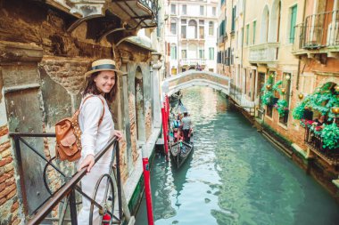 gandola ile kanal bakarak gülümseyen kadın portresi