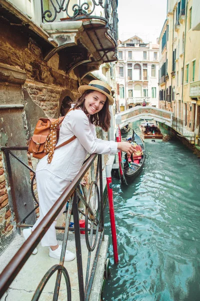 Retrato de mulher sorridente olhando para o canal com gandola — Fotografia de Stock