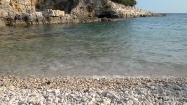 yaz kayalık deniz plajı kayalık uçurum tatil görünümü