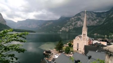 hallstatt şehir bulutlu hava göl dağlarının panoramik görünümü