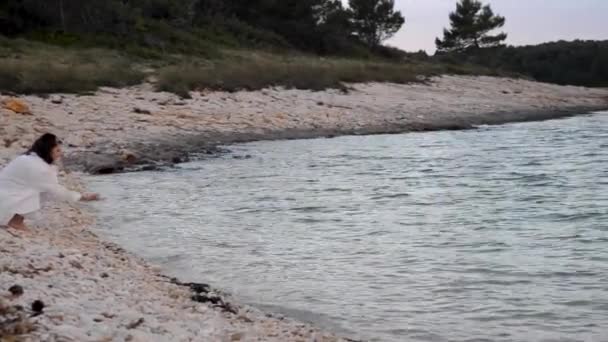 Mulher Procura Conchas Mar Praia Noite Hora Verão Férias — Vídeo de Stock