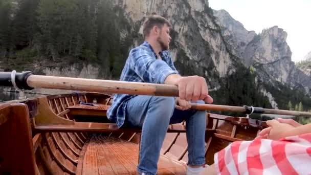 Homem Remando Barco Montanhas Lago Itália Verão Férias Românticas — Vídeo de Stock