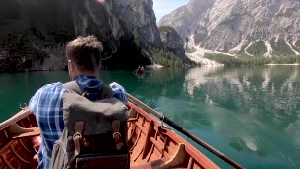 イタリアの夏のロマンチックな休暇の山の湖でボートで漕いで男 — ストック動画
