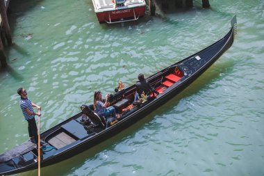 Venedik, İtalya - 25 Mayıs 2019: turistin havai görünümü gondol