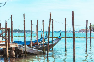 venedik şehri koyunda gondol tekneler