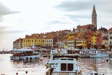 Rovinj, Hırvatistan - 8 Haziran 2019: Eski turistik şehrin önünde teknelerle koy manzarası