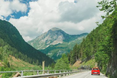dağlar yol yolculuğu ile yolda küçük kırmızı araba