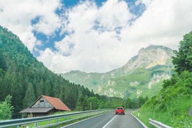 dağlar yol yolculuğu ile yolda küçük kırmızı araba