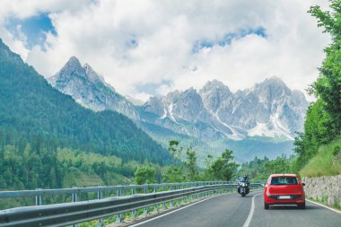 dağlar yol yolculuğu ile yolda küçük kırmızı araba