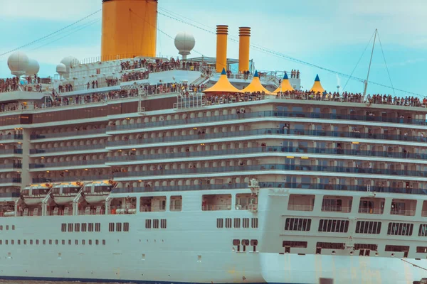 Uitzicht op cruise liner in City Bay — Stockfoto