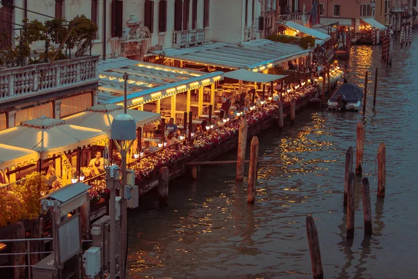 Venecia, Italia - 25 de mayo de 2019: vista del restaurante en el muelle de la ciudad hora de verano — Foto de Stock