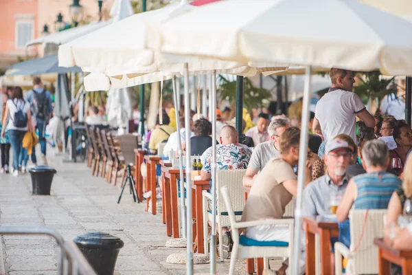 Rovinj, Hırvatistan-8 Haziran 2019: insanlar yaz aylarında açık havada restoranda oturuyor