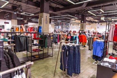 Lviv, Ukrayna - 27 Ekim 2018: moda giyim mağazası içinde