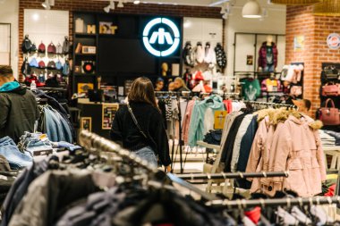 Lviv, Ukrayna - 27 Ekim 2018: moda giyim mağazası içinde