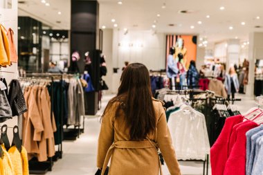 Lviv, Ukrayna - 27 Ekim 2018: moda giyim mağazası içinde