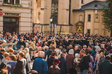 Lviv, Ukrayna - 7 Ekim 2018: dini geçit şehir sokakları