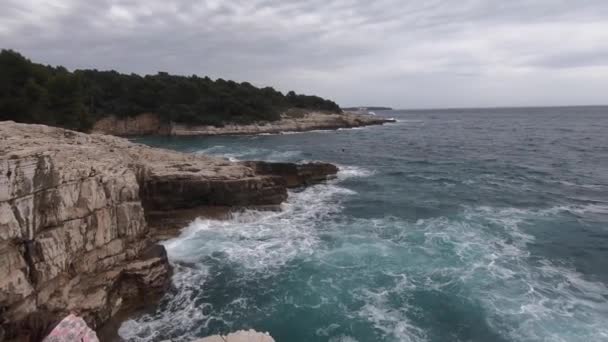 Fırtınalı Havalarda Kayalık Plaj Seascape Görünümü Bulutlu Yavaş Hareket — Stok video