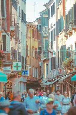 Venedik, İtalya - 25 Mayıs 2019: kalabalık Venedik caddelerinde yürüyen insanlar