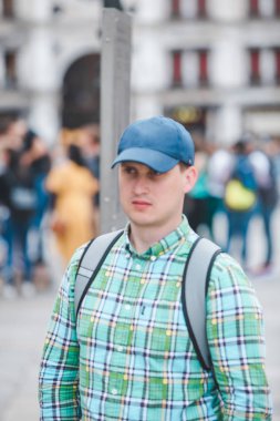 şapka ve sırt çantası açık havada adam