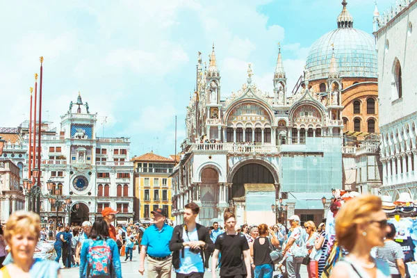 Wenecja, Włochy-25 maja 2019: widok tłumu turystów spaceru po placu San Marco we Włoszech — Zdjęcie stockowe