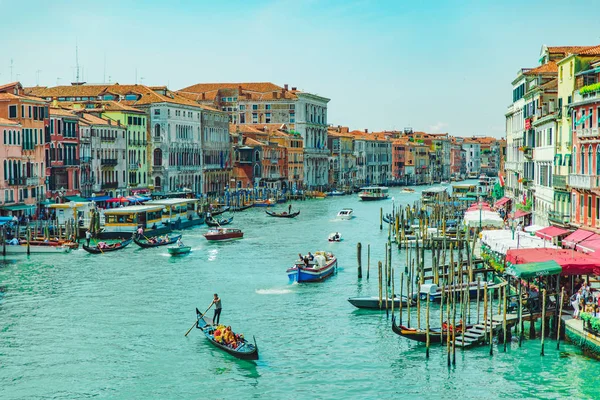 Veneza, Itália - 25 de maio de 2019: vista do grande canal da cidade de Veneza com barcos — Fotografia de Stock
