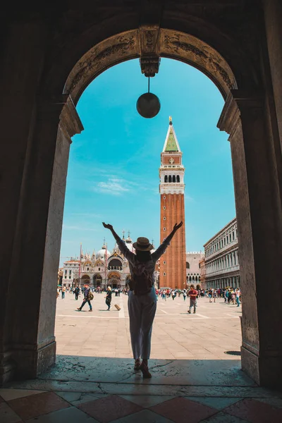 Kobieta przed dzwonnicą San Marks Square w Wenecji Włochy — Zdjęcie stockowe