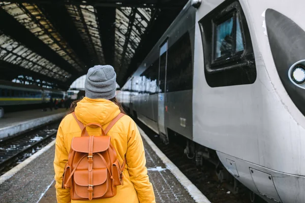 Femeia se grăbește să ajungă la timp pentru tren. Călătorie cu trenul — Fotografie, imagine de stoc