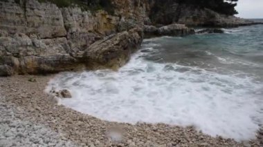 fırtınalı havalarda kayalık plaj seascape görünümü bulutlu yavaş hareket