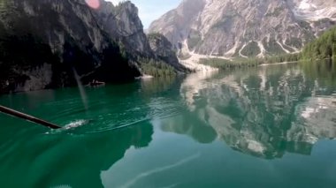 dolomites dağlarda berrak mavi göl suyunda tekne kürek aralığı yaz saati