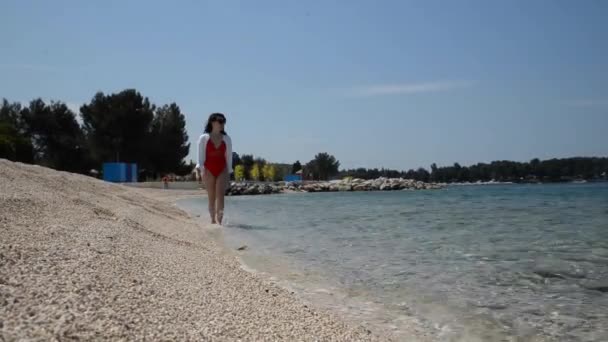 Γυναίκα Κόκκινο Μαγιό Περπάτημα Από Θάλασσα Παραλία Θερινή Ώρα Θέρετρο — Αρχείο Βίντεο