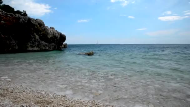 Pessoas Nadando Mar Verão Dia Ensolarado Barcos Fundo — Vídeo de Stock