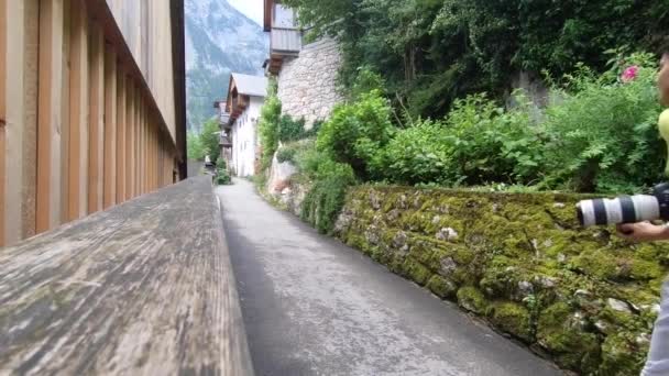 Mujer Caminando Por Pequeña Apretada Calle Hallstatt Austria — Vídeos de Stock