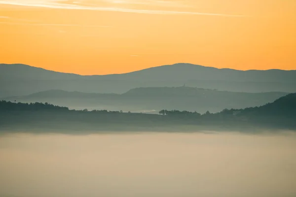View of sunrise over the mountains mist and clouds under peaks — Stock Photo, Image