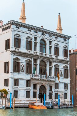 yakınındaki Venedik taksi teknelerinde otel binasıgörünümü