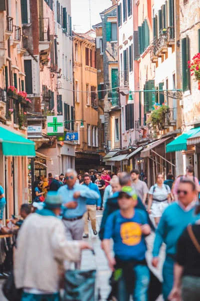 Venedik, İtalya - 25 Mayıs 2019: kalabalık Venedik caddelerinde yürüyen insanlar