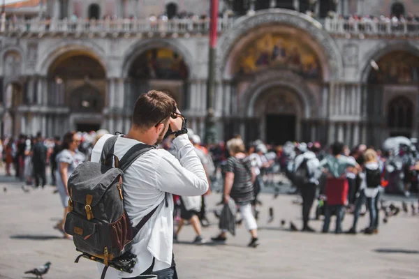 Mann fotografiert Basilika dominierten Platz — Stockfoto