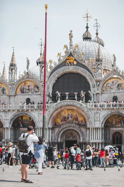 Venice, Olaszország-május 25, 2019: ember vesz képet a bazilika dominált tér — Stock Fotó