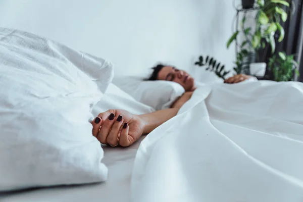 여자 자 에 침대 손 닫다 선택적인 초점 — 스톡 사진