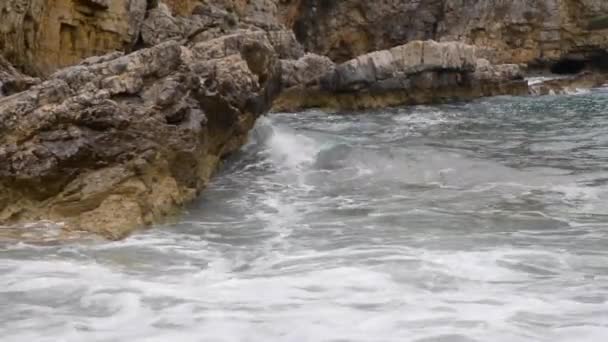 Fırtınalı Havalarda Kayalık Plaj Seascape Görünümü Bulutlu Yavaş Hareket — Stok video