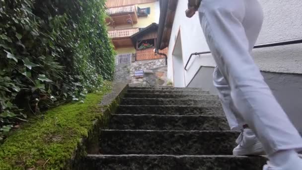 Mulher Subindo Escadas Couro Marrom Mochila Lazer — Vídeo de Stock