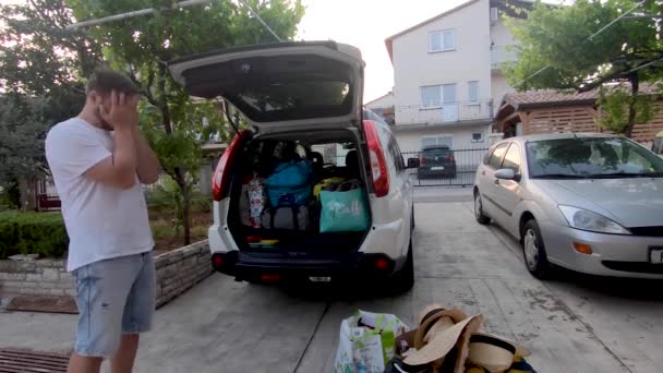 朋友把袋子放在超载的汽车里 公路旅行概念 夏季时间 — 图库视频影像