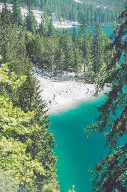 Dolomitler Dağları 'nda göl plajının üst görünümü