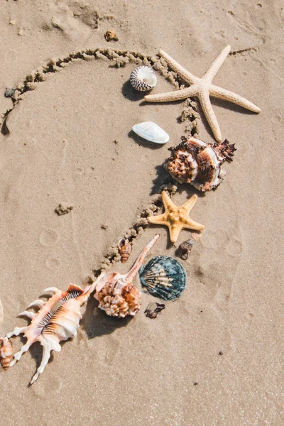 砂浜に描かれた愛の心のシンボルの眺め — ストック写真