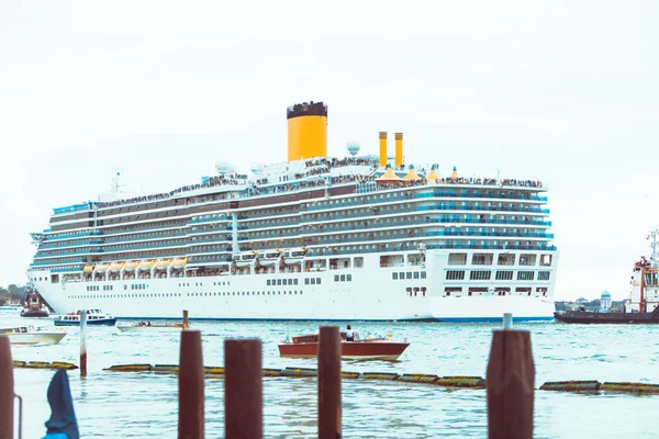 Uitzicht op cruise liner in City Bay — Stockfoto