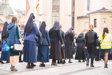 Lviv, Ukrayna - 7 Ekim 2018: dini geçit şehir sokakları