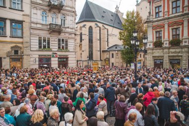 Lviv, Ukrayna - 7 Ekim 2018: dini geçit şehir sokakları