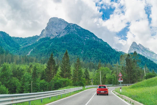 dağlar yol yolculuğu ile yolda küçük kırmızı araba