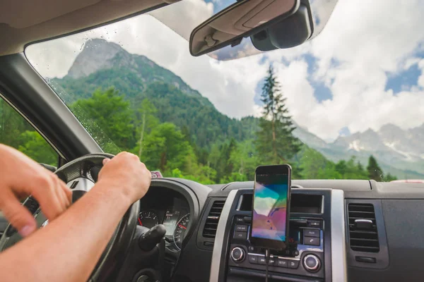 Vy från bil inne navigering på telefon berg i bakgrunden — Stockfoto